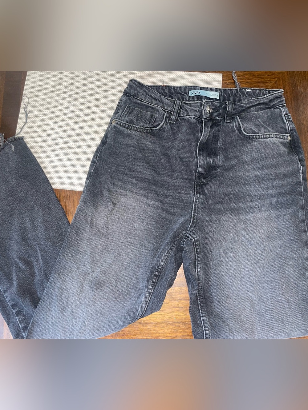 Zara Womenโs Size 4 Black Washed Straight Leg Jeans Raw Frayed Hem High Rise